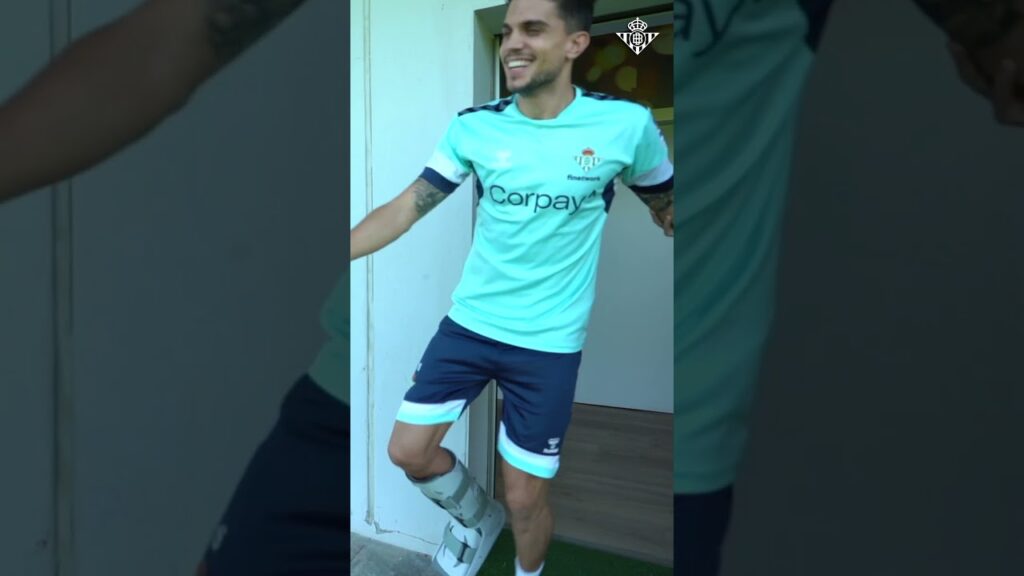 Andrés Guardado juega con las muletas de Marc Bartra  😅🩼🇲🇽