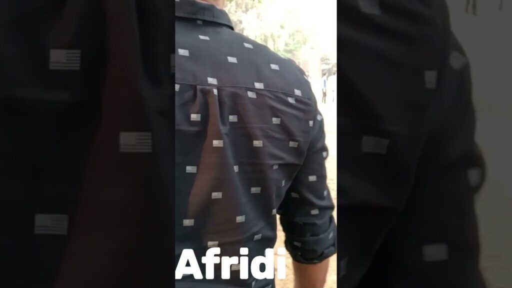 #shahidafridi , Muhammad Yousuf and Mushtaq Ahmed Playing Cricket with Public - Samaa tv