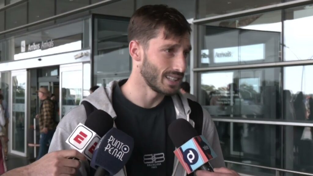 MATÍAS VIÑA. HABLAMOS CON LOS FUTBOLISTAS DE LA SELECCIÓN URUGUAYA A SU LLEGADA A CARRASCO.