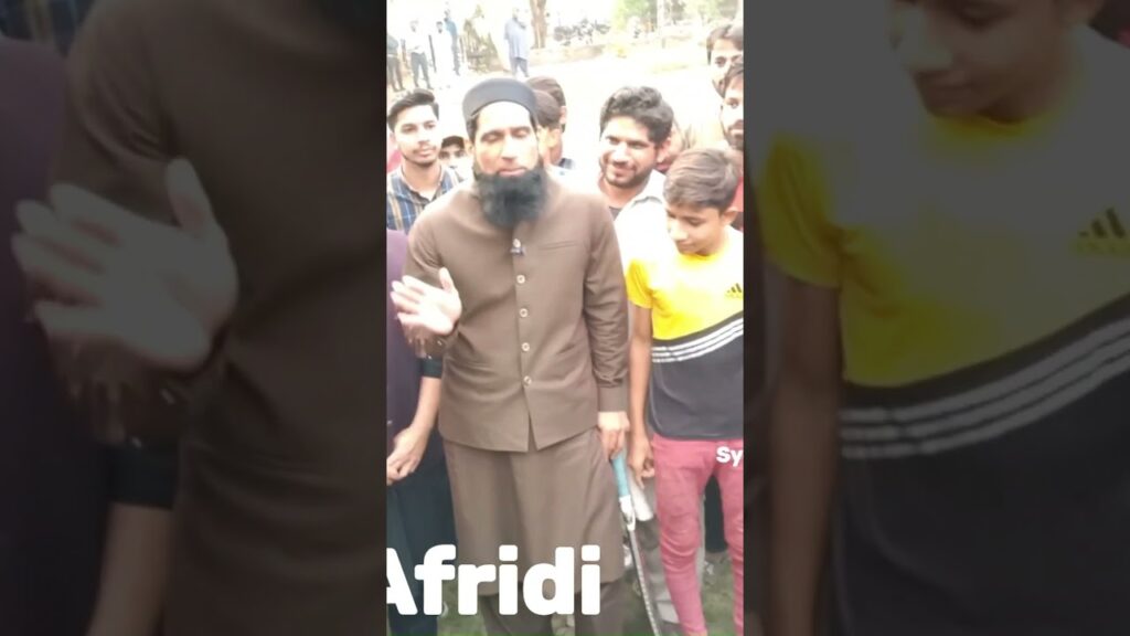#shahidafridi , Muhammad Yousuf and Mushtaq Ahmed Playing Cricket with Public - Samaa tv