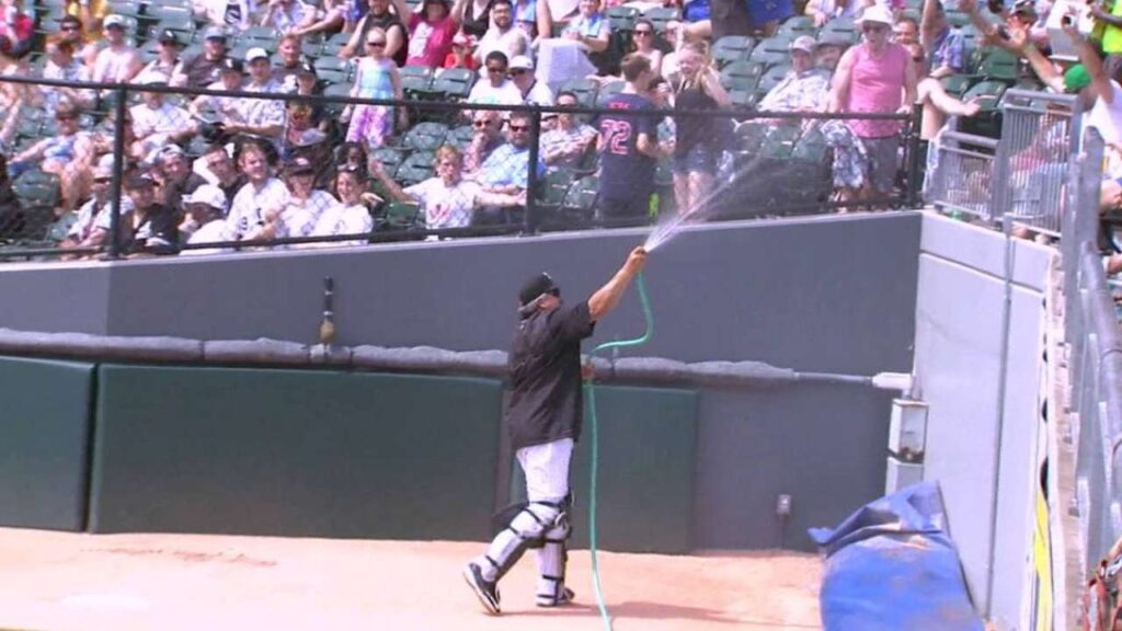 KC@CWS: Salas sprays fans with the bullpen hose