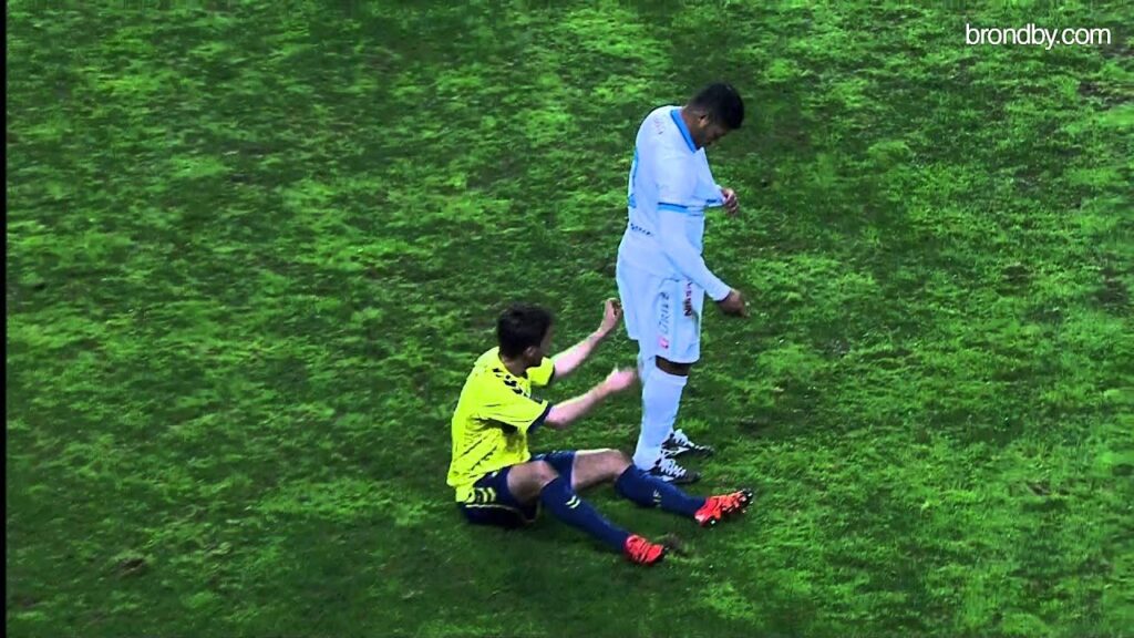 Holst prøver at trække shortsene af Hulk | brondby.com