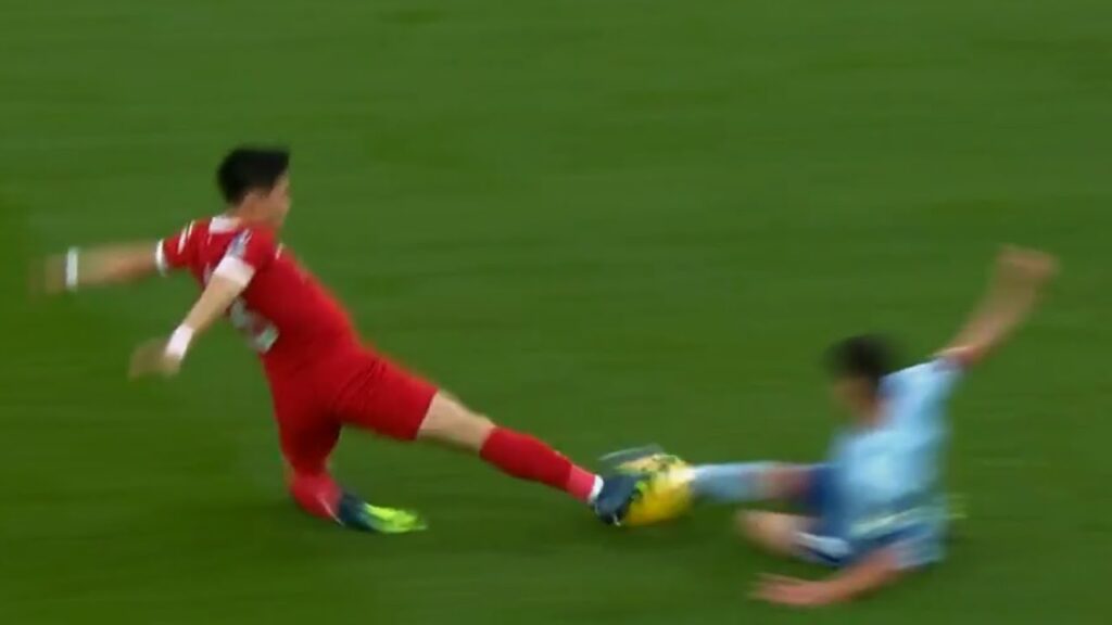 He Did The "DIRTY JOB" for Liverpool | Wataru Endo vs Brentford