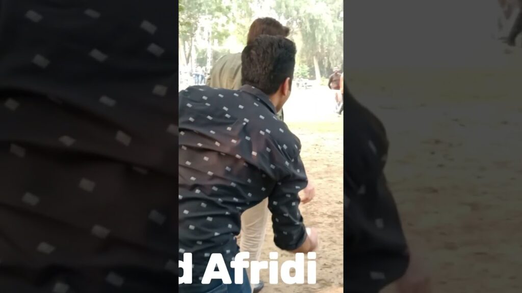 #shahidafridi , Muhammad Yousuf and Mushtaq Ahmed Playing Cricket with Public - Samaa tv