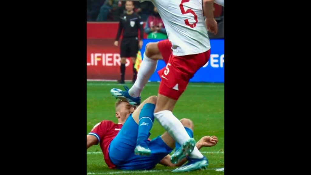 Potężny Jan Bednarek pokiereszował rywala #soucek #groza #mecz #piłkanożna