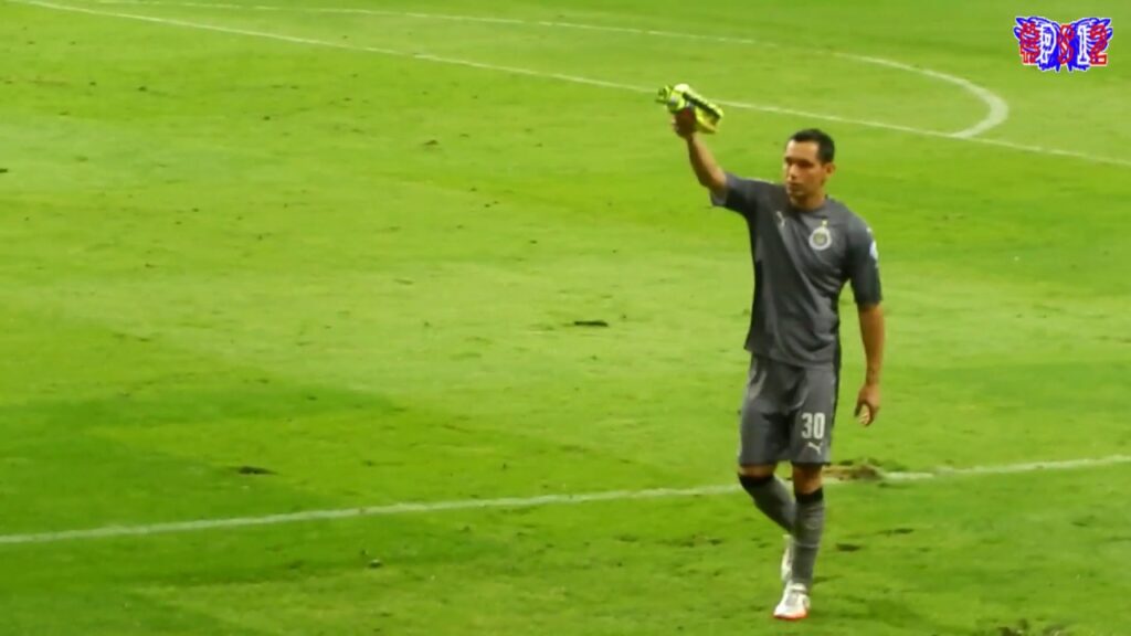 Rodolfo Cota REGALA sus GUANTES y CAMISA a la AFICIÓN de CHIVAS Rodolfo Cota REGALA sus GUANTES y CAMISA a la AFICIÓN de CHIVAS