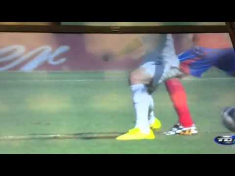 Jugada de Bryan Ruiz en el partido entre Costa Rica e Inglaterra