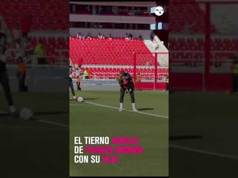 El hermoso abrazo que se dio Franco #Armani con su hijo, en la previa de #River ante #Instituto.