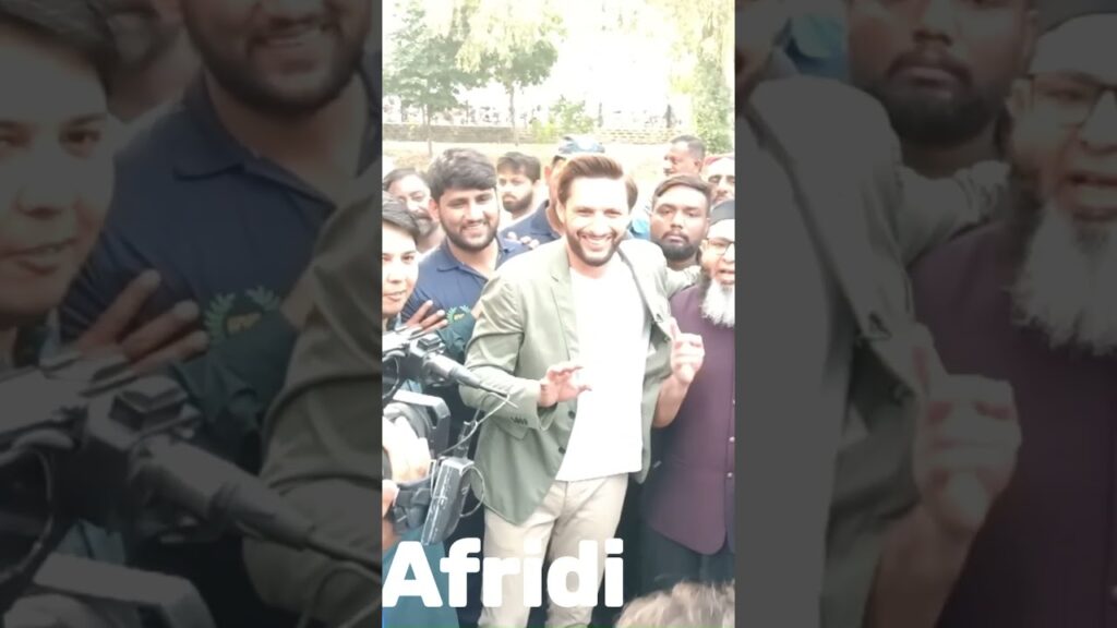 #shahidafridi , Muhammad Yousuf and Mushtaq Ahmed Playing Cricket with Public - Samaa tv