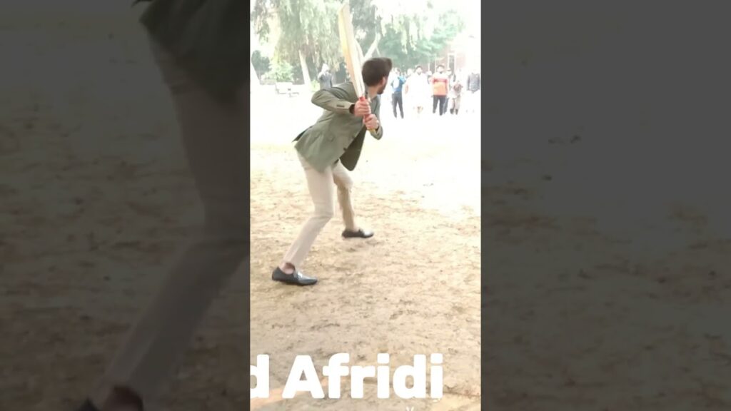 #shahidafridi , Muhammad Yousuf and Mushtaq Ahmed Playing Cricket with Public - Samaa tv