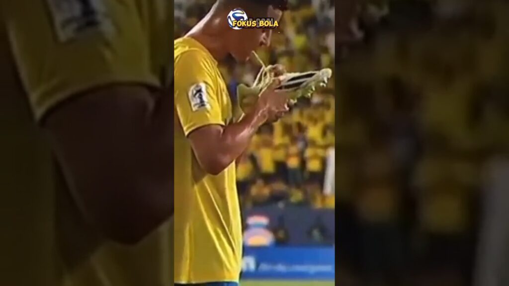 Momen cristiano ronaldo melepaskan tali sepatu rekanya di Al nassr