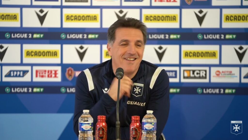 La conférence de presse de Christophe Pélissier et Elisha Owusu avant US Concarneau - AJ Auxerre