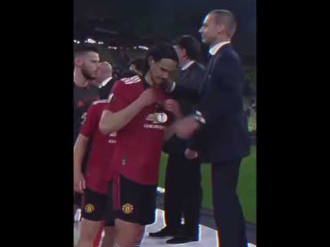 Edinson  Cavani muestra como pierde un Profesional.