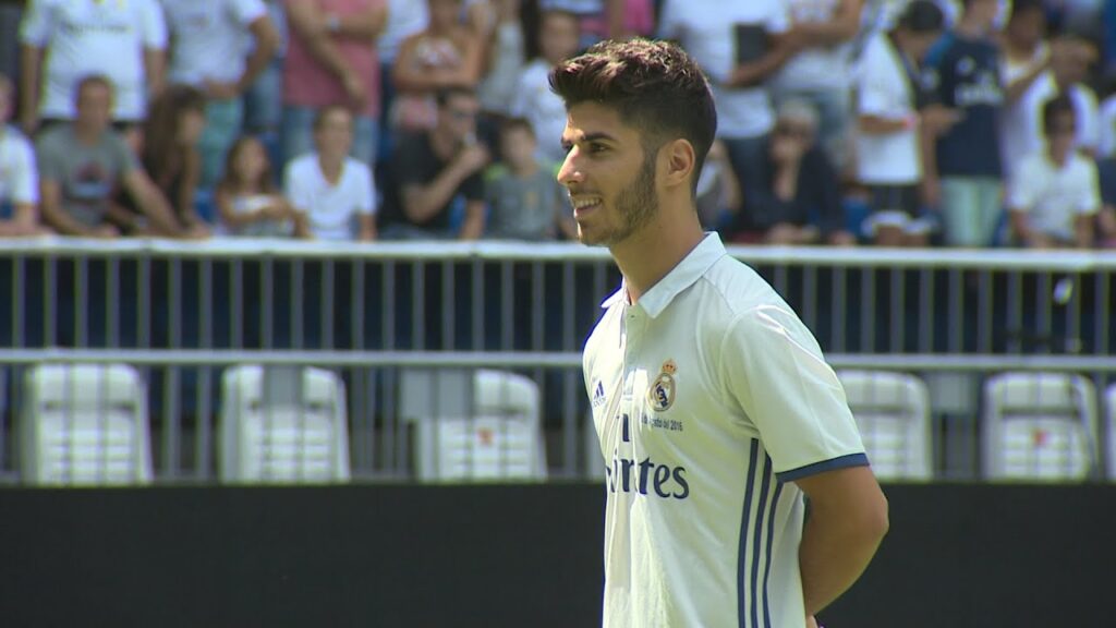 Marco Asensio se luce con el balón en su presentación Marco Asensio se luce con el balón en su presentación