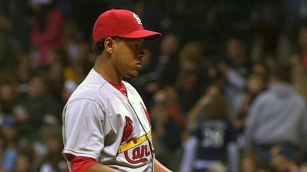 STL@MIL: Martinez pitches a scoreless frame in debut