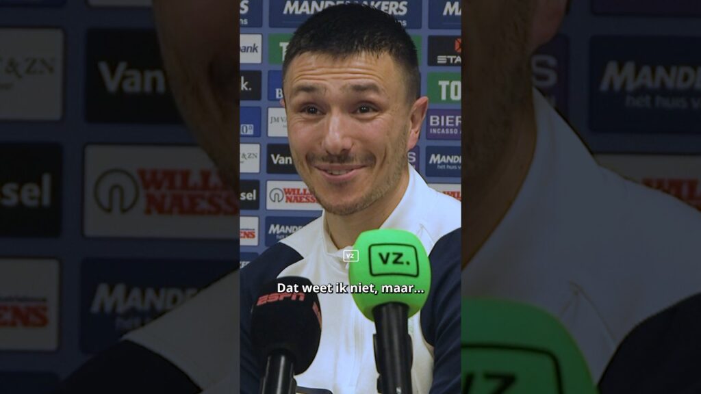 Berghuis vertrouwt de grensrechter niet helemaal... 🤔 #berghuis #ajax #rkcaja