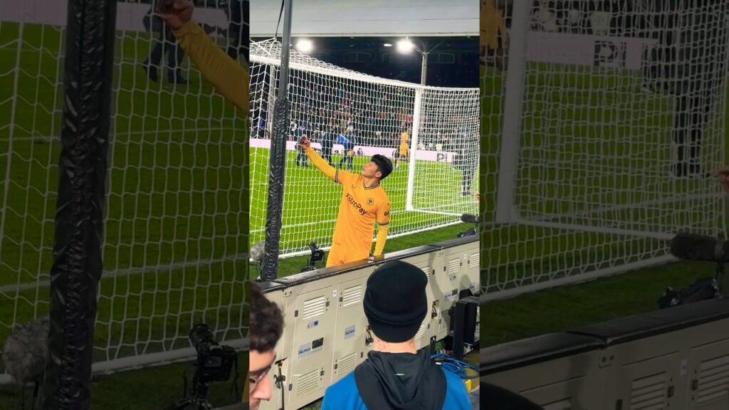 Hwang Hee-chan poses for a selfie with Korean Wolves Fans #wolvesnews 황희찬 Hwang Hee-chan poses for a selfie with Korean Wolves Fans #wolvesnews 황희찬