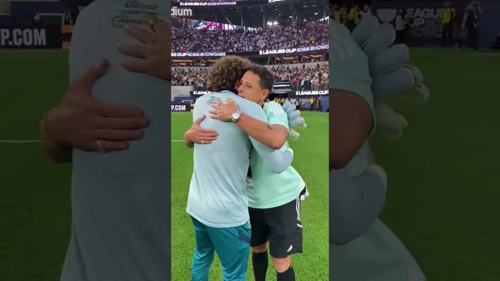 ¡IMPERDIBLE! El gran abrazo de MEMO OCHOA y CHICHARITO 🥰 | #shorts