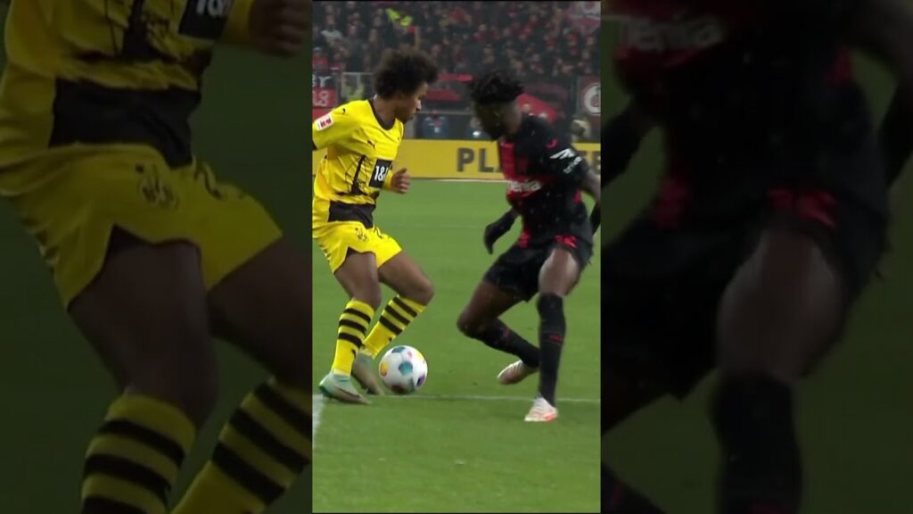 Schiedsrichter und Karim Adeyemi - (k)eine Liebesbeziehung!  #shortsfeed #ranbundesliga #shortsvideo