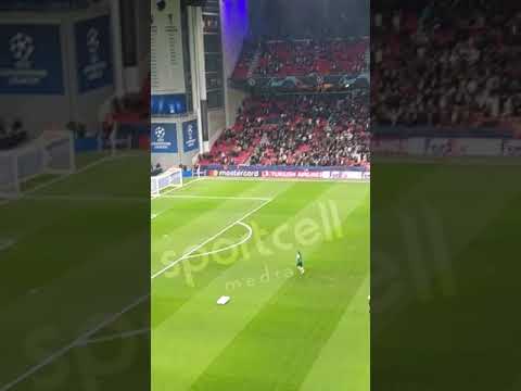 🎥 Kamil Grabara, sahaya çıkarken Kopenhag tribünleri.