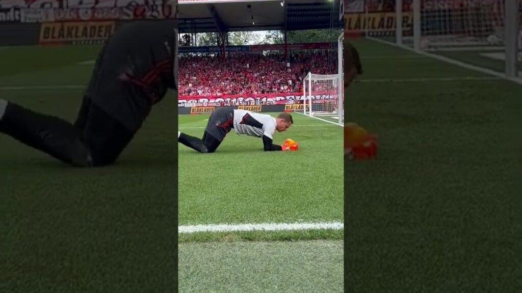 MANUEL NEUER WARM UP BEFORE MATCH VS UNION BERLIN