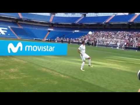 Theo Hernandez palleggia in modo ridicolo durante la presentazione con il Real Madrid
