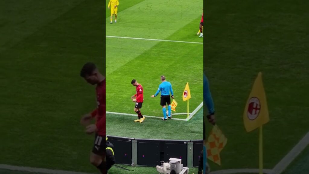 Pulisic blocked by Linesman 😳🚧 #acmilan #championsleague #milan #pulisic #acmbvb
