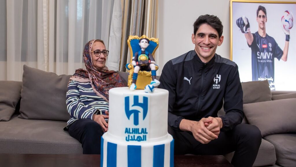 شاهدوا ياسين بونو يحتفل رفقة والدته بجائزة أفضل حارس في افريقيا 😍 بعد حفل جوائز الكاف 2023 في المغرب