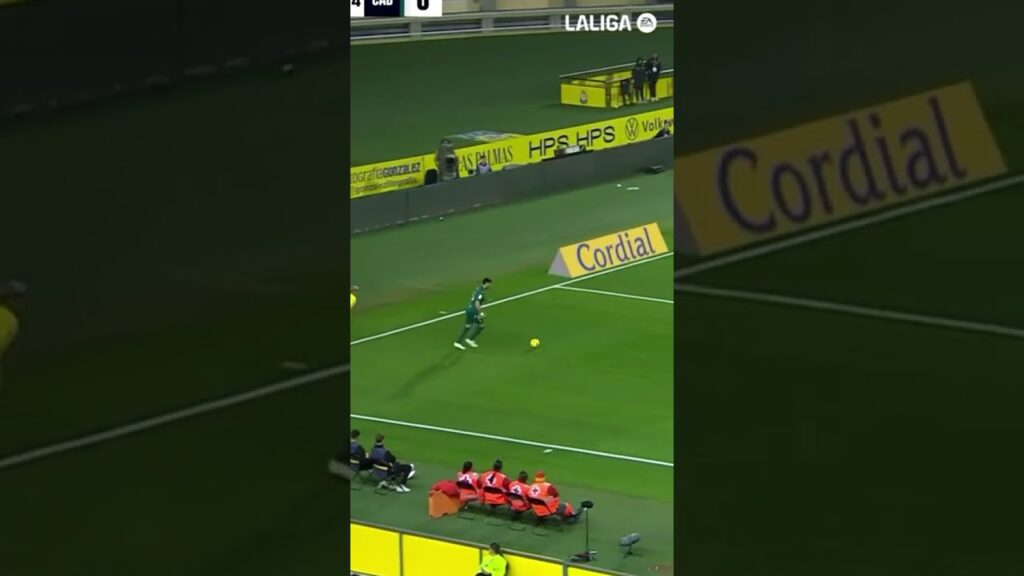 What a tunnel by Maxi Gómez 🆚 #Araujo #julianaraujo #araujo🇺🇾 #uruguay #skills #magic