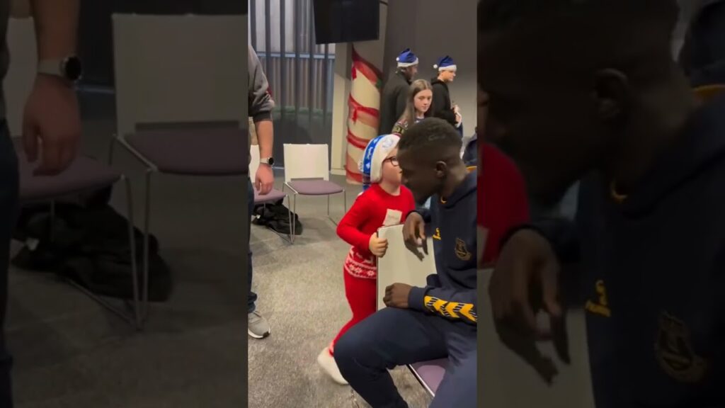 Idrissa Gana Gueye et les enfants😊 l'ère de Noël🎅 avec des cadeaux bien sûr #13football