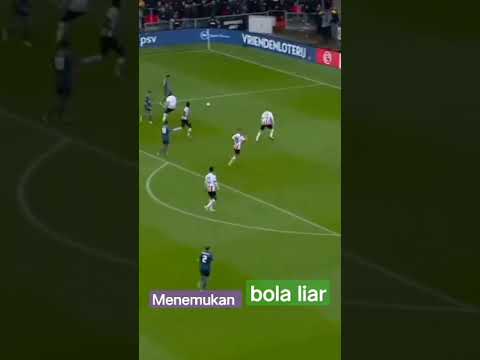 danilo pereira tepat dimuka gawang dan..