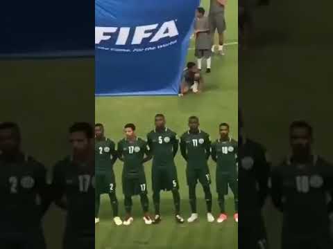 سلمان الفرج يلوح بيده لإحدى المعجبات اثناء السلام الوطني.😱