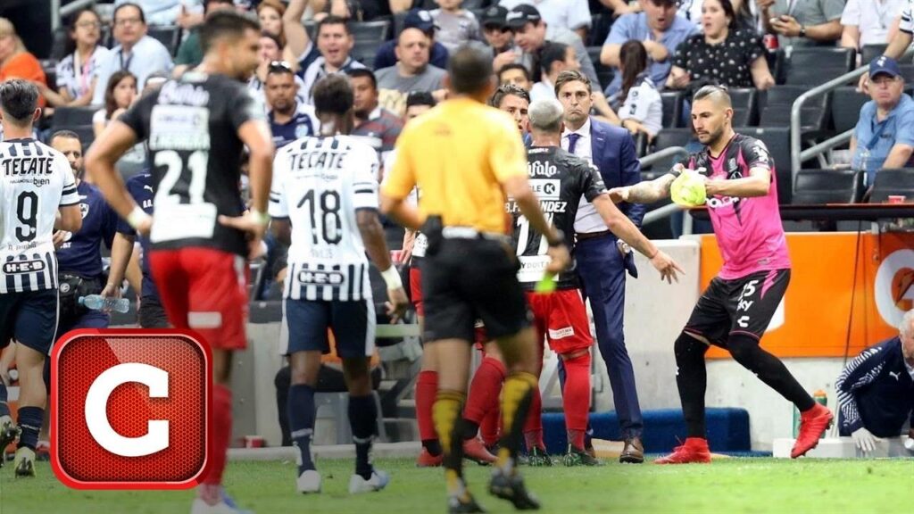 Bronca de Diego Alonso con Brian Fernández en el Rayados contra Necaxa
