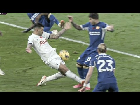 Christian Romero was sent off after this challenge on Enzo Fernandez