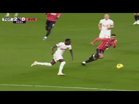 Regardez le frappe pleine de puissance de Pape Matar Sarr