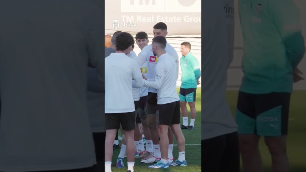 La plantilla ‘felicita’ a Hugo Guillamón por su gol en el #ValenciaBarça #ADNVCF 🦈