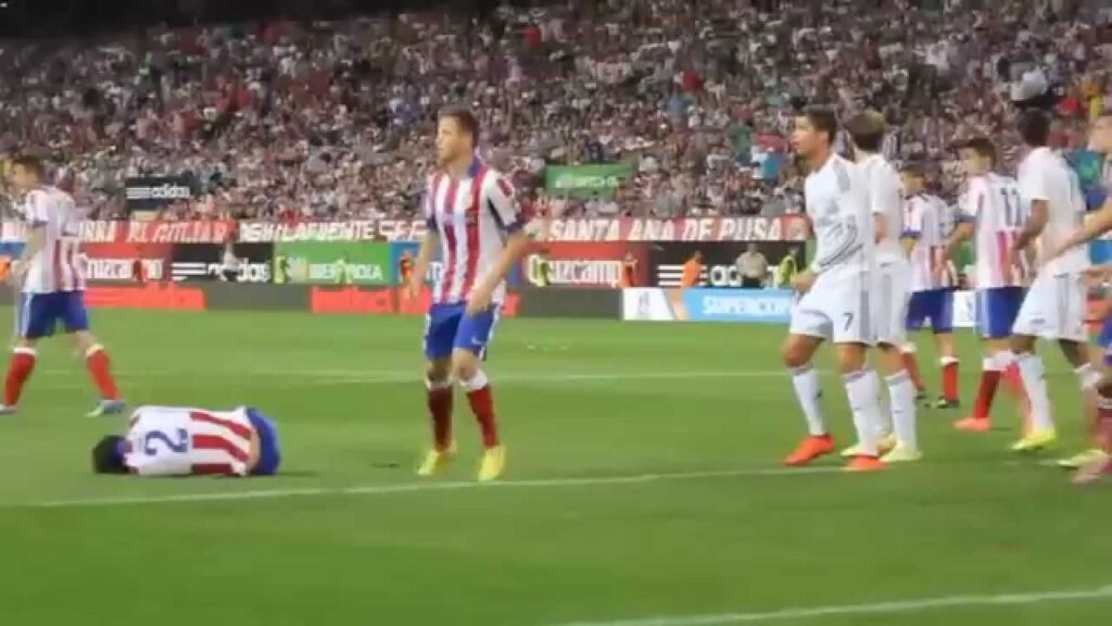 Diego Godin gets punched in the face by Christiano Ronaldo / Athletico Madrid vs Real Madrid