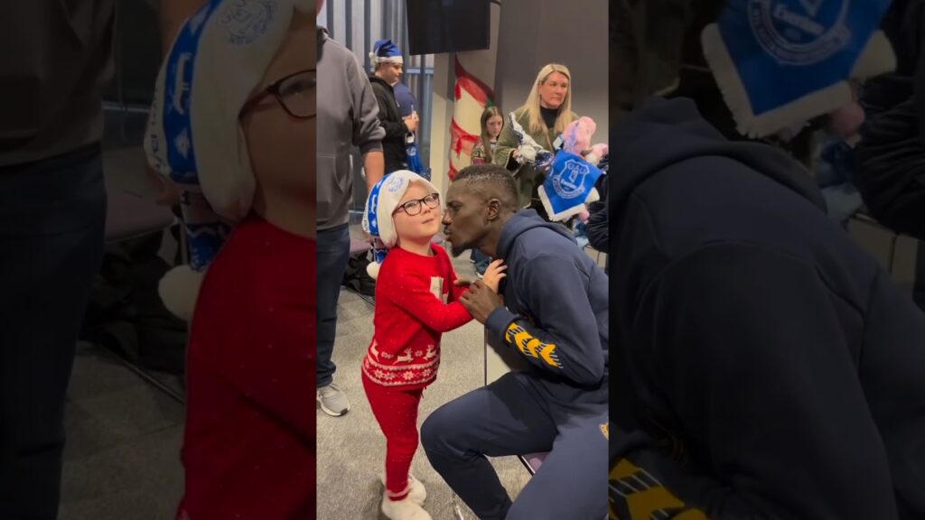 Gana Gueye donne des cadeaux aux enfants pour Noël, à Everton.