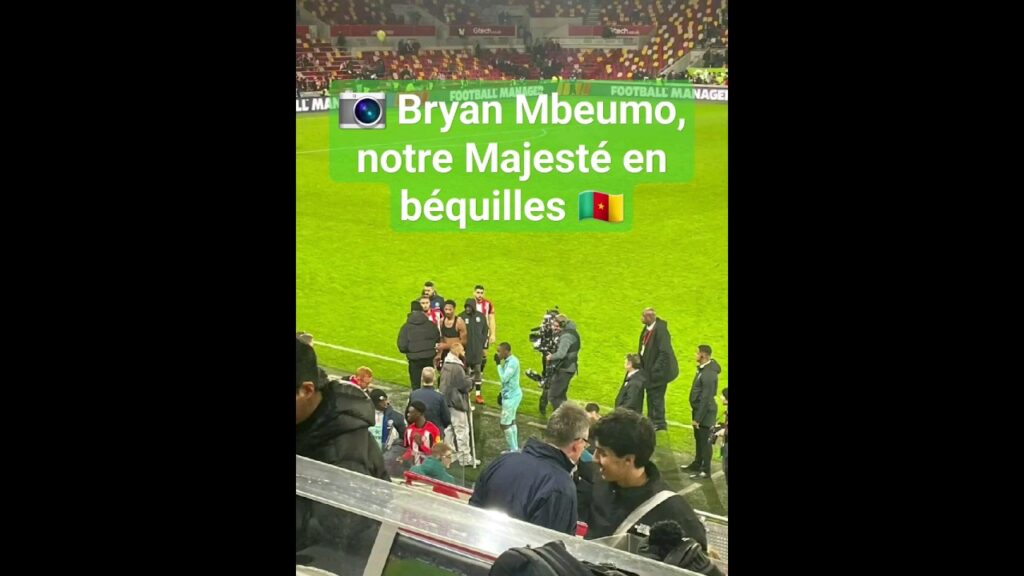 📸 Notre Majesté Bryan Mbeumo 🦁🇨🇲, en béquilles, avec ses coéquipiers de Brentford. 💪🏾 Courage 💪🏾