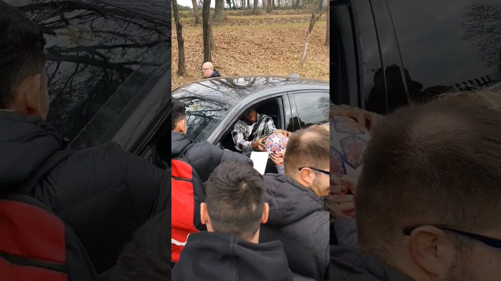 🇺🇸 yunus #musah firma autografi ai tifosi presenti a #milanello