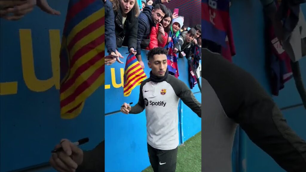 A gift for Raphinha! 🎁🎨✍️ #fcbarcelona #Raphinha #shorts