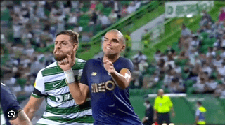 Há dois anos atrás Pepe agrediu Coates sem qualquer consequência, este ano a história foi diferente... ele que aproveite a reforma para se dedicar ao pugilismo 😉