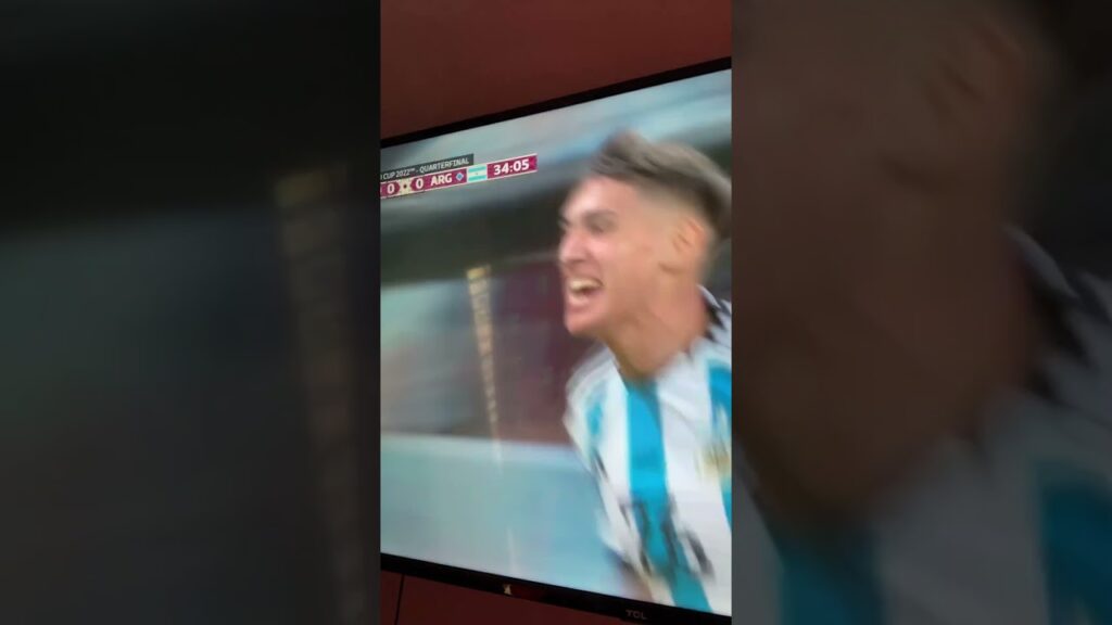 Nahuel Molina breaks the tie and gives Argentina a 1-0 lead!