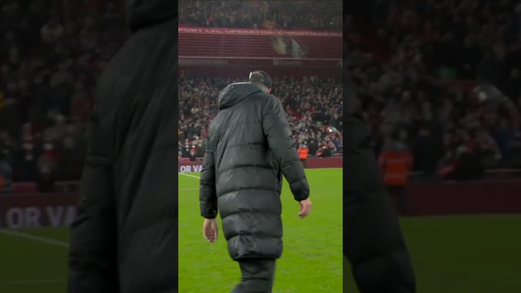 Jurgen Klopp loses his wedding ring at full time against Newcastle! 😅