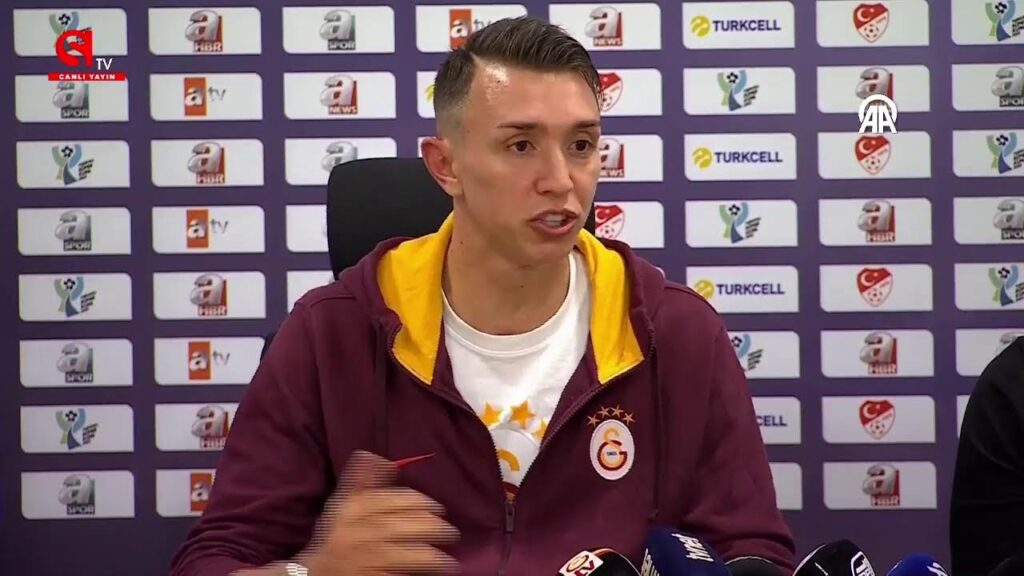 Okan Buruk ve Fernando Muslera, Süper Kupa Finali öncesinde basın toplantısı düzenliyor.