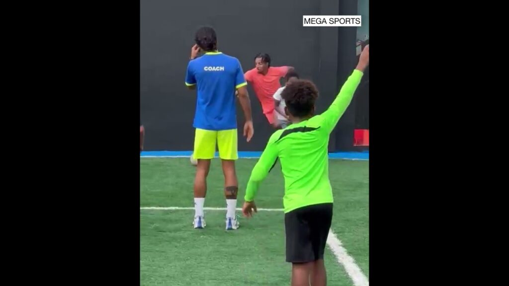 JULES KOUNDÉ PASSEUR DÉCISIF LORS D’UN MATCH D’EXHIBITION AVEC DES GAMINS APPRENTIS