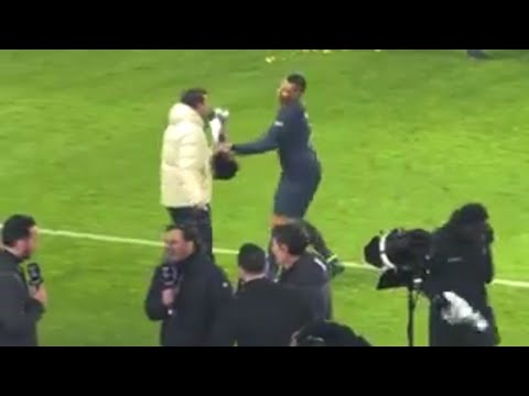SCANDALEUX! Mbappé arrache le trophée des mains d'une personne après le Trophée des Champions!