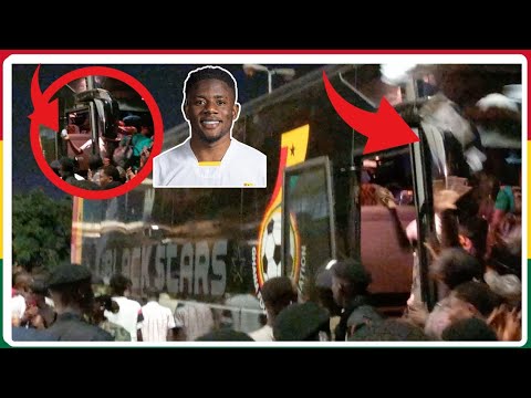 Mohammed Salisu displayed Ghc5 note to the supporters at Baba Yara Sports after drawing against 🇳🇦