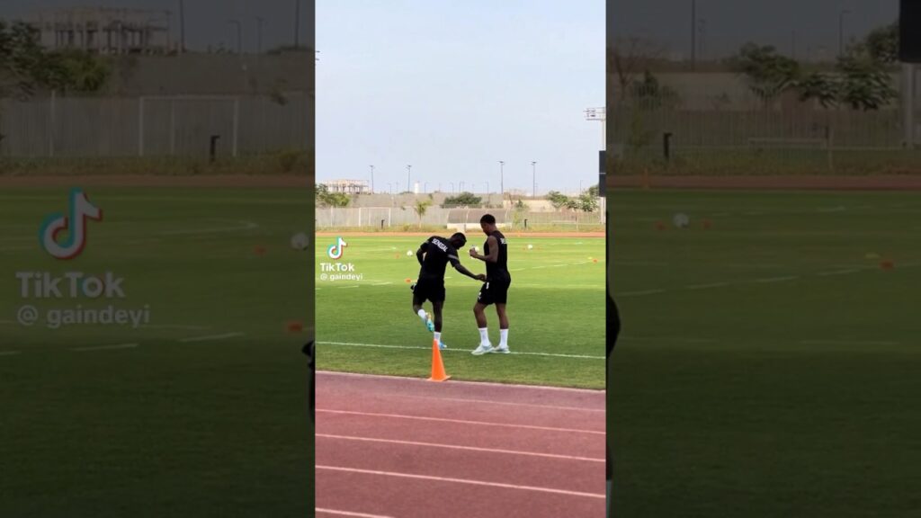 Quand Jakobs apprecie les nouveaux crampons de Sadio Mané 🆕👟 #afrique #caf #can #football #u17wc