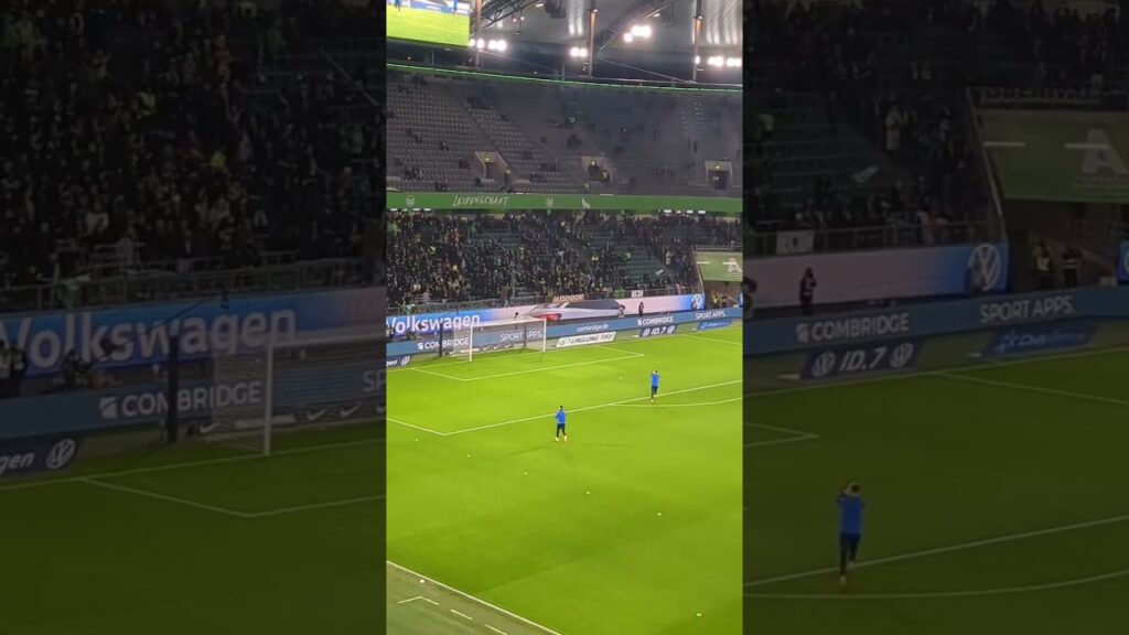 Koen  Casteels wird von Heimfans begrüßt